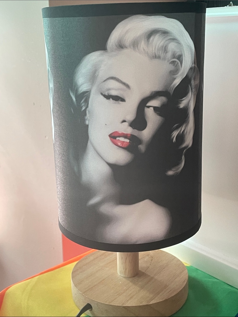 Marilyn Monroe Black-and-White Lamp with Red Lips Accent